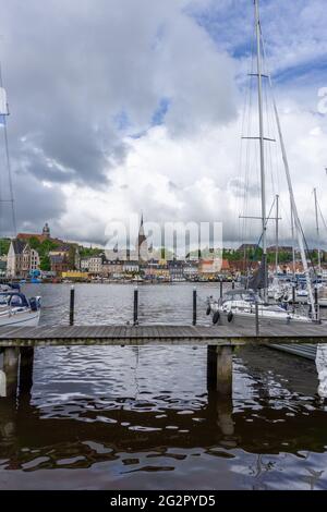 Flensburg, Alemania - 27 de mayo de 2021: Vista vertical del puerto deportivo y del puerto deportivo en la ciudad alemana de Flensburg Foto de stock