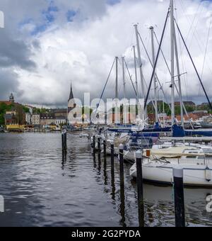 Flensburg, Alemania - 27 de mayo de 2021: Vista de la plaza del puerto deportivo y del puerto deportivo en la ciudad alemana de Flensburg Foto de stock