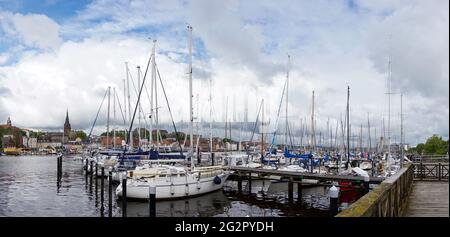 Flensburg, Alemania - 27 de mayo de 2021: El puerto deportivo y el puerto deportivo de la ciudad alemana de Flensburg Foto de stock