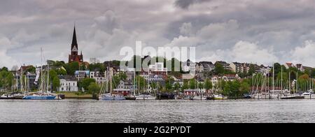 Flensburg, Alemania - 27 de mayo de 2021: Vista panorámica del puerto y la ciudad de Flensburg en el norte de Alemania Foto de stock