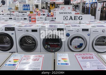 Lavadoras en tienda MediaMarkt con electrodomésticos y electrónica consumo en Polonia Fotografía de stock - Alamy