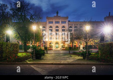 Gobierno de Alta Baviera (Regierung von Oberbayern) por la noche - Munich, Alemania Foto de stock