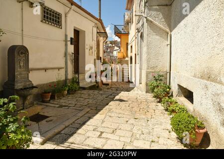 Ruvo del Monte, Italia, 06/12/2021. Una pequeña calle entre las casas antiguas de un pueblo medieval en la región de Basilicata.