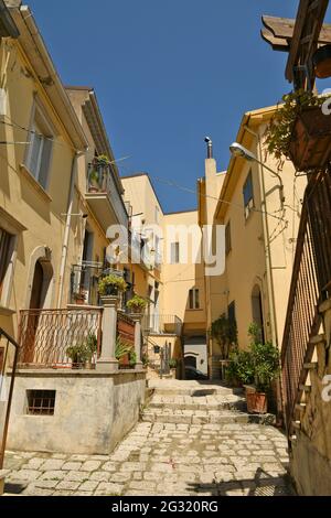 Ruvo del Monte, Italia, 06/12/2021. Una pequeña calle entre las casas antiguas de un pueblo medieval en la región de Basilicata.