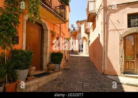 Ruvo del Monte, Italia, 06/12/2021. Una pequeña calle entre las casas antiguas de un pueblo medieval en la región de Basilicata.