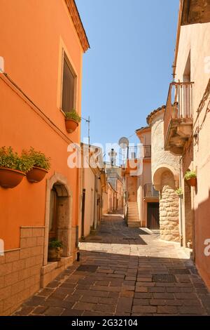 Ruvo del Monte, Italia, 06/12/2021. Una pequeña calle entre las casas antiguas de un pueblo medieval en la región de Basilicata.