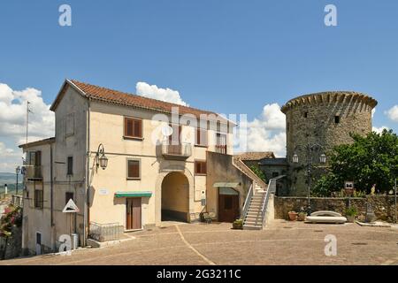 Ruvo del Monte, Italia, 06/12/2021. Una pequeña calle entre las casas antiguas de un pueblo medieval en la región de Basilicata.