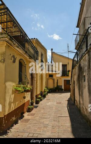Ruvo del Monte, Italia, 06/12/2021. Una pequeña calle entre las casas antiguas de un pueblo medieval en la región de Basilicata.