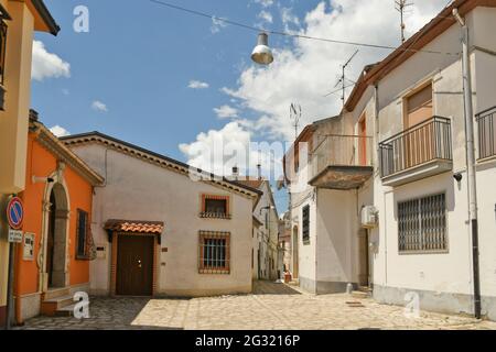 Ruvo del Monte, Italia, 06/12/2021. Una pequeña calle entre las casas antiguas de un pueblo medieval en la región de Basilicata.