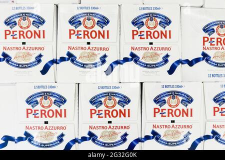 Cajas apiladas que contienen botellas de cerveza italiana Peroni a la venta en un supermercado inglés. Foto de stock
