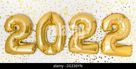 2022 números de año nuevo en globos dorados sobre fondo blanco Fotografía  de stock - Alamy