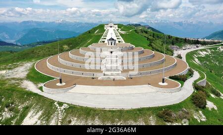 Santuario militar -Bassano del Grappa desde arriba, vista aérea Foto de stock