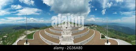 Santuario militar -Bassano del Grappa desde arriba, vista aérea Foto de stock