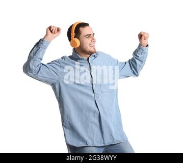 Hombre guapo escuchando música sobre fondo blanco Foto de stock