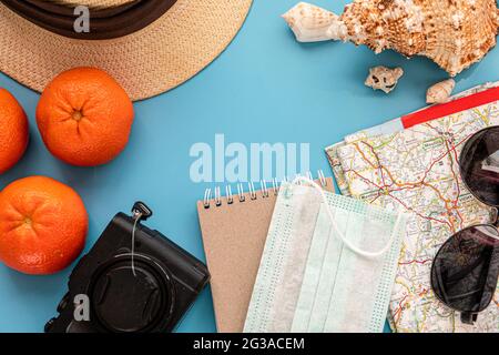 Traje de viajero, estudiante, adolescente, joven o hombre. Gastos generales  para jóvenes modernos. Objetos diferentes Fotografía de stock - Alamy