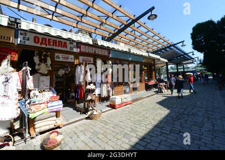 Las tiendas de souvenirs del Zhenski Pazar (mercado de las señoras) es uno de los mercados más grandes de Sofía, Bulgaria. Foto de stock