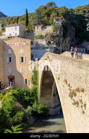 FRANCIA. DROME (26) NYONS ADOLESCENTE CON BICICLETA EL PUENTE ROMÁNTICO EN LOS EYGUES Foto de stock