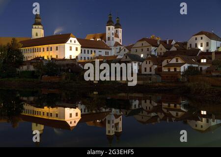 Vista nocturna de la ciudad de Telc o Teltsch en un estanque, república Checa. Patrimonio de la humanidad por la unesco Foto de stock