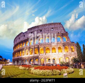 Espectacular cielo sobre el Coliseo en Roma. Vista nocturna del anfiteatro Flavian.
