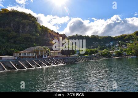 Barrouallie, San Vicente y las Granadinas - 5th de enero de 2020: Vista desde el embarcadero en Barrouallie, San Vicente, meses antes de que el volcán estallara. Foto de stock