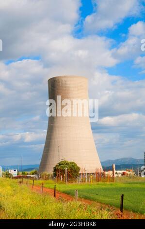 Torre de refrigeración, estación de energía térmica. Puertollano, provincia de Ciudad Real, Castilla La Mancha, España. Foto de stock