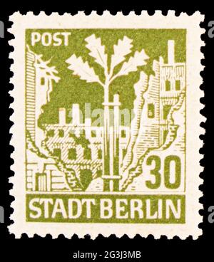 MOSCÚ, RUSIA - 15 DE ABRIL de 2021: Sello postal impreso en Alemania, Allied Occupation of Berlin (1945) muestra Stadt Berlin, serie de edición de Berlín, 30 Germa Foto de stock