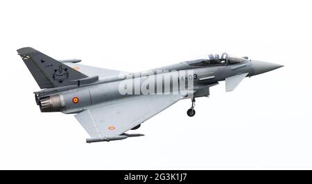 LEEUWARDEN, PAÍSES BAJOS - 10 DE JUNIO: la Fuerza Aérea Española Eurofighter Typhoon volando durante la Fuerza Aérea Holandesa Open House. Junio Foto de stock