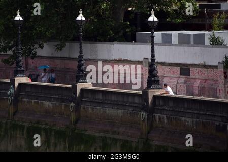 Los corazones del National Covid Memorial Wall se pueden ver en esta foto tomada desde el Puente Lambeth en Londres