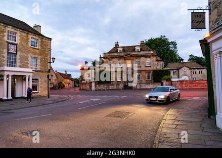 CORSHAM, Reino Unido - 17 DE JULIO de 2015: la calle y los edificios antiguos en el pequeño pueblo medieval de Corsham, al sur de Inglaterra, Reino Unido Foto de stock