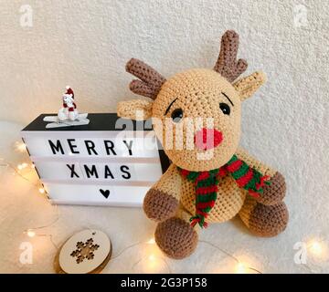 Juguete de ganchillo hecho a mano - Juguete relleno Amigurumi - Rudolph el  reno de nariz roja Fotografía de stock - Alamy