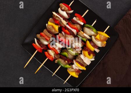 Kebab de pollo crudo con verduras y especias. Vista superior. Foto de stock