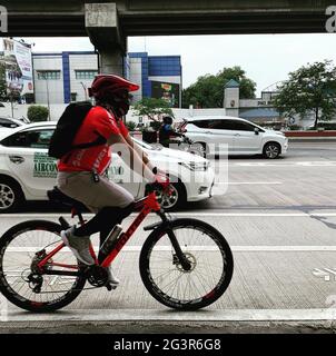 Los voluntarios cuentan bicicletas en algunas de las carreteras más transitadas de Metro Manila, ya que recopilaron datos que ayudarán a establecer la necesidad de una cultura de bicicleta más segura y eficiente en el país. Filipinas.