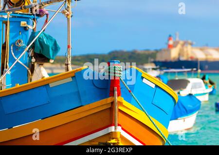 Malta Marsaxlokk Luzzu - Pescadores de barcos de pesca puerto de negocios colores tradicionales Colores de Malta Foto de stock