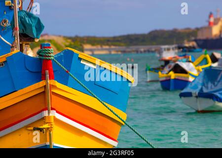 Malta Marsaxlokk Luzzu - Pescadores de barcos de pesca puerto de negocios colores tradicionales Colores de Malta Foto de stock