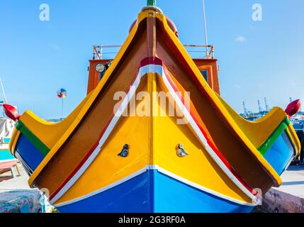 Malta Marsaxlokk - Colores malteses - Luzzu - Pescadores de barcos de pesca albergan colores tradicionales de negocios Foto de stock