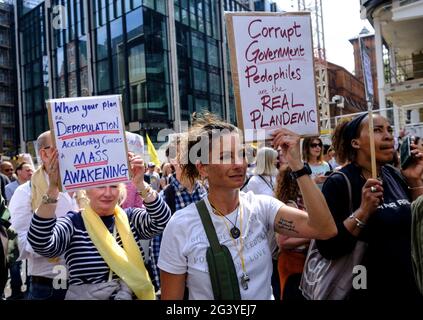 Manifestantes anti-VAX anti-bloqueo marchan por el centro de Londres protestando contra los gobiernos Covid medidas, incluyendo pasaportes de vacunación y restricciones a la apertura de cierre.Mayo 29 2021