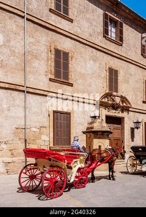 Carruajes de caballos en Carrer del Palau Reial, Palma de Mallorca, Mallorca, Islas Baleares, España Foto de stock
