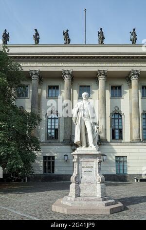 Estatua de Helmholtz fuera de la Universidad Humboldt en Berlín. Foto de stock