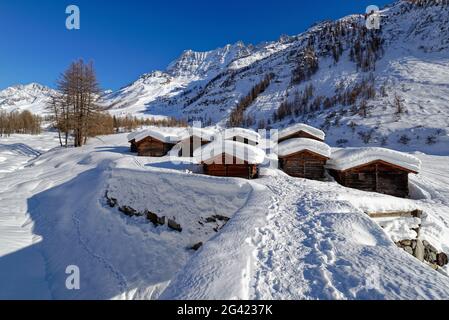 Las cabañas de Vorsaas en el Loetschental, Valais, Suiza. Foto de stock