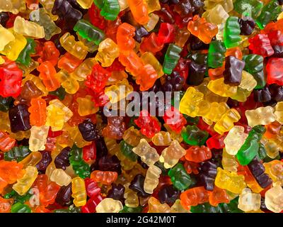 Osos de gelatina deliciosos. Primer plano de un fondo de coloridos dulces de caramelos de azúcar. Surtido sabroso gomoso