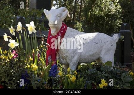 Geissbock Hennes, mascota de 1. FC Koeln en una tumba, cementerio de Melaten, Colonia, Alemania, Europa