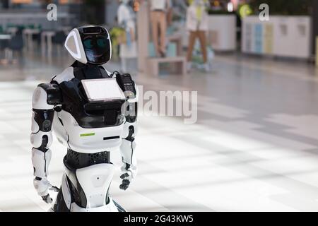 Robot informante en la tienda Foto de stock
