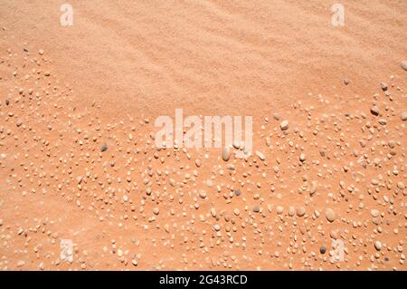 Ondulaciones y guijarros de arena soplados por el viento, parte de un antiguo lecho marino, en la región del desierto occidental del desierto del Sáhara, en el suroeste de Egipto. Foto de stock