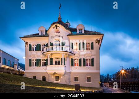 Jägerhaus en el Castillo Hohenschwangau por la noche, Schwangau, Allgäu, Baviera, Alemania Foto de stock