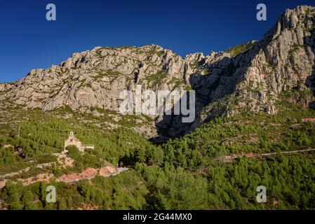 Montserrat cara sur vista desde la colina del castillo de Collbató (Baix Llobregat, Barcelona, Cataluña, España) Foto de stock