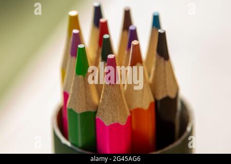 lápices de colores para obras de arte aisladas sobre fondo blanco. Foto de stock