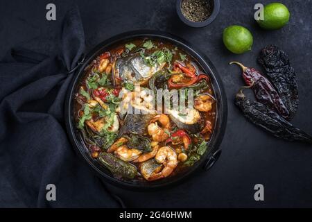 Sopa de pozoles de marisco mexicano tradicional de estilo moderno con pescado