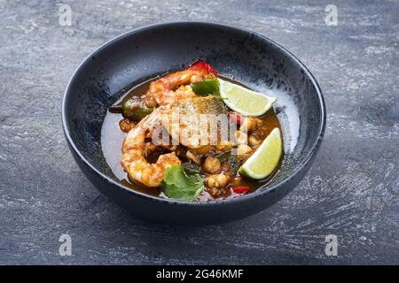 Sopa de pozoles de marisco mexicano tradicional de estilo moderno con pescado
