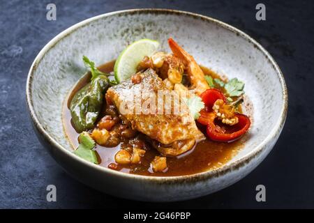 Sopa de pozoles de marisco mexicano tradicional de estilo moderno con pescado