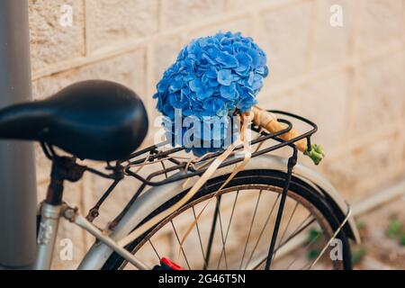 Bouquet de flores silvestres en el tronco de la bicicleta
